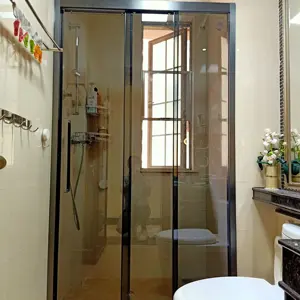 新しいファッションミニマリズム小さなバスルームは3ピースのガラス製折りたたみ式ドアシャワールームを使用しています