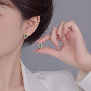 Boucles d'oreilles clous micro-incrustées de diamants colorés, haut de gamme, style européen et américain, géométriques tendance, en argent S925 plaqué or pour femme - Product Image 5