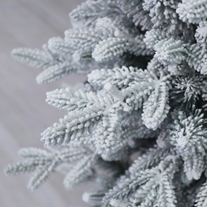 Árbol de Navidad de Abeto Flocado Preiluminado de Alta Calidad de 4.5 Pies con Follaje Nevado, Piñas y Luces LED Cálidas, Enchufable para Mesa - Product Image 4