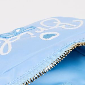 กระเป๋าเครื่องสำอางไนลอนกันน้ำสีน้ำเงินแบบกำหนดเอง เป็นมิตรกับสิ่งแวดล้อม น้ำหนักเบา ปิดด้วยซิป สำหรับกระเป๋าปักชื่อสั้นๆ ผู้หญิงเดินทาง เจ้าสาว ขนาดใหญ่ - Product Image 5