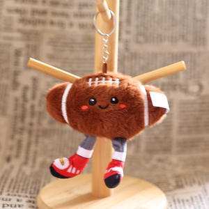 Lindo llavero de oso de peluche súper suave, colgante pequeño de baloncesto y fútbol para almacenamiento de bádminton y mancuernas, relleno de PP - Product Image 3