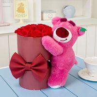 Bouquet d'ours fraise, bouquet de roses éternelles en peluche, seau à câlins, cadeau d'anniversaire et de remise de diplôme pour petite amie, Saint-Valentin artificiel