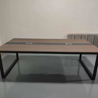 Bureau de réunion de luxe au design moderne, table de conférence en bois avec structure métallique pour grande salle de réunion