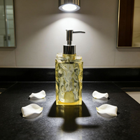 Distributeur de lotion en résine carré jaune ambre texturé de luxe, surface ondulée, distributeur de savon liquide en résine jaune clair texturé