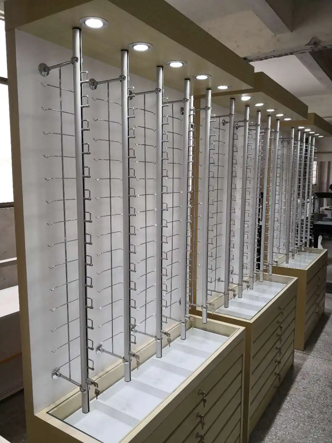 عرض إطار بصري قضبان إطارات نظارات بصرية يعرض في قوانغتشو عرض النظارات الشمسية مع قفل