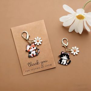 อุปกรณ์เสริม DIY โลหะผสมสังกะสี พวงกุญแจโลหะรูปแมวการ์ตูนดอกไม้เล็กๆ พร้อมการ์ดขอบคุณ จี้ห้อยกระเป๋า - Product Image 5