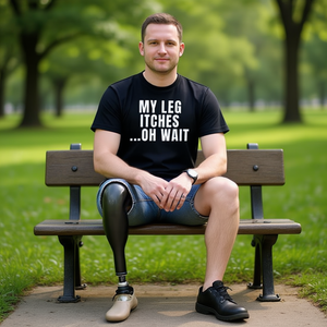 T-shirt « Ma jambe qui gratte, oh non ! » pour les utilisateurs de prothèses d'amputation - Product Image 1