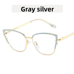 กรอบ<span class=keywords><strong>แว่น</strong></span>ตาแฟชั่นทรงแคทอายสีฟ้าอ่อนเมทัลลิก รุ่นใหม่ปี 2026 ป้องกันแสงสีฟ้า เปลี่ยนสีได้ น้ำหนักเบา <span class=keywords><strong>ขา</strong></span><span class=keywords><strong>แว่น</strong></span>แบบสปริง - Product Image 6