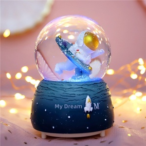 Boîte à musique lumineuse en résine synthétique MY DREAM Design, boule de cristal astronaute en réalité alternée, ornement de bureau - Product Image 4