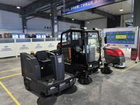 Balayeuse industrielle électrique autoportée 1900 mm avec batterie au lithium, cabine fermée, bac à poussière 180 L pour entrepôt