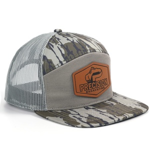 Gorra Trucker de Malla de 7 Paneles con Parche de Cuero Personalizado y Patrón de Camuflaje Bottomland - Product Image 3