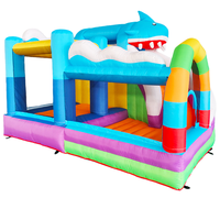Château gonflable coloré avec toboggan, thème soleil et palmiers, qualité commerciale pour les fêtes d'enfants, les locations, les écoles et les événements