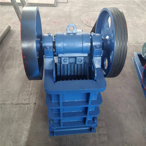 Concasseur à mâchoires avec <span class=keywords><strong>moteur</strong></span> diesel pour usine de concassage de minerais et de pierres - Product Image 1