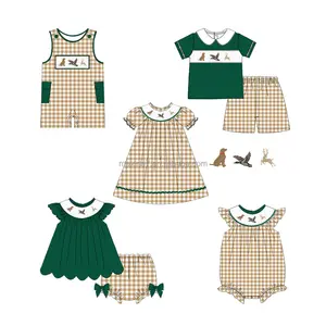 उच्च गुणवत्ता वाली छोटी लड़कियों के कपड़े सेट बतख और कुत्ते की कढ़ाई वाले बुटीक ग्रीष्मकालीन बेबी स्मोक्ड ड्रेस कपड़े