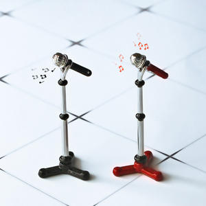 อุปกรณ์ตกแต่งบ้านตุ๊กตาโลหะผสมดนตรีจากโรงงานโดยตรง ของเล่นโมเดลจิ๋ว DIY ของตกแต่งสร้างสรรค์ ไมโครโฟนจำลองขนาดเล็ก - Product Image 1