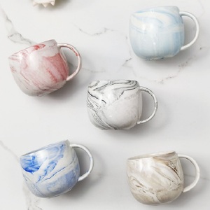 Vente en gros directe <span class=keywords><strong>de</strong></span> tasses à café pour couples en céramique marbrée petites tasses mignonnes en <span class=keywords><strong>porcelaine</strong></span> pour thé au lait - Product Image 2