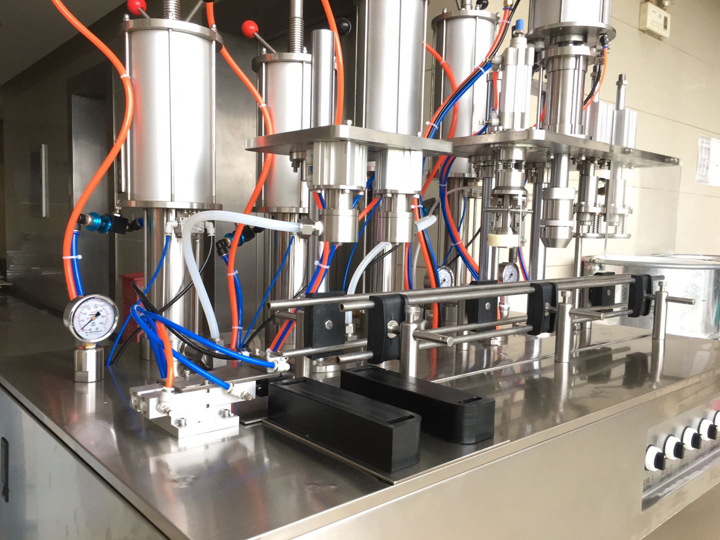 Доступная популярная машина для наполнения аэрозольных баллончиков для парфюма, дезодоранта или освежителя воздуха