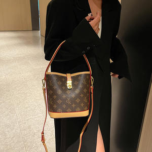 Bolso Tipo Cubo de Cuero Genuino con Estampado de Moda 2026, Retro, Ligero, de Lujo, con Forro de Poliéster Impermeable, Gran Capacidad, Bandolera - Product Image 1