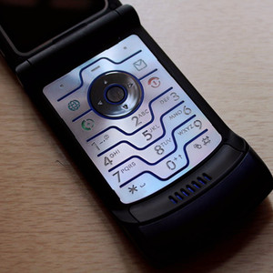 Téléphone à clapet Motorola V3, écran 2,4 pouces, GSM, clavier à touches, téléphone de secours - Product Image 2