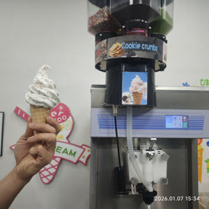 Máquina para hacer helados suaves Taylor CC8 Flavor Burst CrunchiCreme con tecnología Bottom Up y bomba presurizada - Product Image 6