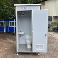 Toilettes portables économiques en panneaux sandwich préfabriqués, salle de bain mobile extérieure avec lavabo, douchette et ventilateur d'extraction