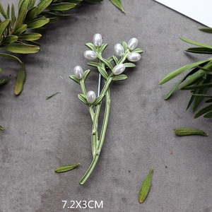 Pin Enamel Tanaman Hijau Buatan Tangan Kreatif dan Indah, Corsage Wanita, Pin Mutiara Retro, Aksesoris Mantel, Perhiasan - Product Image 2