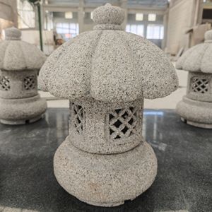 Lanterne <span class=keywords><strong>de</strong></span> jardin japonaise sculptée à la main en gros, lampe en <span class=keywords><strong>pierre</strong></span> pagode MISAKI personnalisée pour la décoration paysagère extérieure - Product Image 1