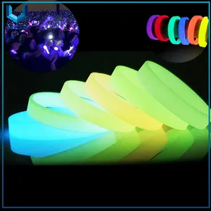 Pulseras brillantes promocionales con logotipo Pulseras de silicona que brillan en la oscuridad personalizadas para pulseras luminosas de fiesta de baloncesto