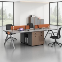 Bureau d'employé en bois en forme de L, moderne, propre et soigné, anti-rayures, avec poste de travail cloisonné par écran pour environnement de bureau