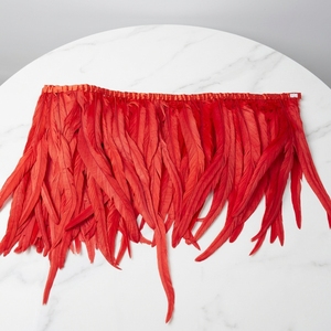 Piume di <span class=keywords><strong>gallo</strong></span> tinte rosse e nere all'ingrosso da 40-45 cm, frange per <span class=keywords><strong>costumi</strong></span> di Carnevale e copricapi Samba - Product Image 1