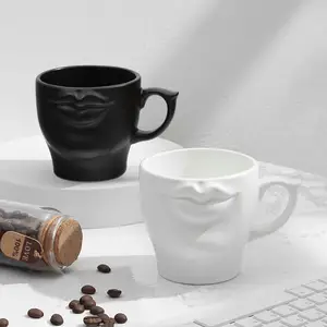Sıcak satış yaratıcı mat siyah beyaz üç boyutlu dudak şeklinde seramik kupa