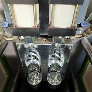 מכונת ניפוח בקבוקי סודה 750 מ\\\"ל ו-1 ליטר, חצי אוטומטית, מבוקרת PLC, בעלת 2 תאים, לייצור בקבוקי PET למשקאות מוגזים, רב מכר לייצוא - Product Image 4