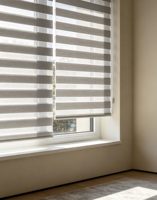 Stores enrouleurs en tissu de qualité supérieure : un mélange parfait de minimalisme moderne et de fonctionnalité quotidienne pratique. Fenêtre élégante et confortable