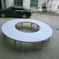Tables de banquet modernes en acier inoxydable pour événements en plein air, avec un design élégant et durable pour les occasions formelles