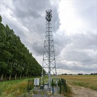 Tour autoportante en treillis d'acier galvanisé à trois pieds de 40 m pour le montage de tours Wi-Fi et la déployment de réseaux cellulaires