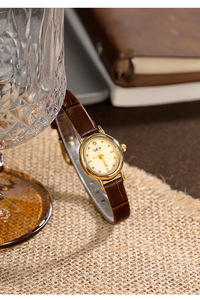 Montre à quartz ovale élégante et délicate pour femmes, bracelet en cuir rétro, fabrication haut de gamme personnalisée - Product Image 5