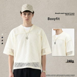 T-shirt <span class=keywords><strong>d</strong></span>écontracté à col en V en maille haute densité 240 GSM, respirant et à séchage rapide, disponible en 4 couleurs, idéal pour la superposition et le streetwear pour hommes – Vente en gros - Product Image 1