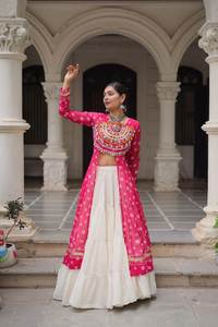 Vente en gros de tissu de soie brodé romain de style indien exclusif ensembles de Lehenga Choli vêtements indiens et pakistanais portables - Product Image 2