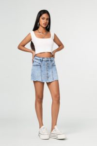 Minigonna in denim lavato a vita alta con bottoni frontali e orlo sfrangiato per donna, stile casual estivo - Product Image 1