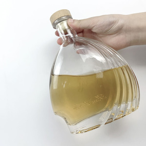 Bouteille en verre de whisky gravée en forme de coeur spécial cristal haut - Product Image 6