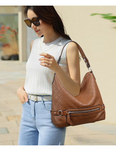 กระเป๋าสะพายข้างดีไซน์ใหม่ทันสมัย คุณภาพสูง หนัง PU กระเป๋าสะพายไหล่ กระเป๋าถือลำลองสุดหรูสำหรับผู้หญิง - Product Image 5