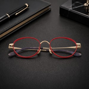 Montures <span class=keywords><strong>de</strong></span> lunettes optiques OEM ODM en titane IP, or rouge brillant, design perforé moderne, style créateur pour femmes - Product Image 1