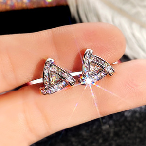 Orecchini a Perno con Zirconi Taglio Baguette a Triangolo per Donne, Gioielli Eleganti e Scintillanti per Uso Quotidiano - Product Image 2