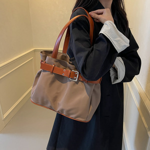 Nouveau sac fourre-tout élégant et spacieux, sac à bandoulière pour femme avec boucle, sac sous le bras, sac à main pour femme de niche et haut de gamme. - Product Image 3