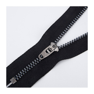 Laite 4 #   Cerniere in metallo Y Teeth all'ingrosso di alta qualità, lucide color canna di fucile, <span class=keywords><strong>con</strong></span> testa a <span class=keywords><strong>molla</strong></span>, a fondo chiuso, per jeans, <span class=keywords><strong>con</strong></span> logo personalizzato - Product Image 6