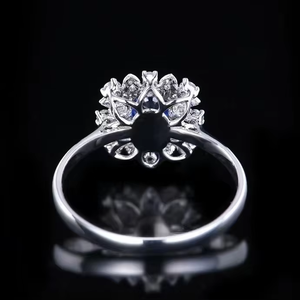 Bague de fiançailles SGARIT en or blanc 18 carats massif, saphir bleu pâle naturel 0,52 carat et diamants, bijoux fins sur mesure - Product Image 5