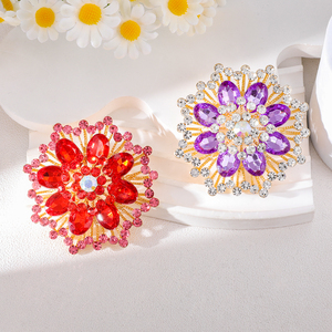 Broche de diseñador de lujo personalizado para mujeres niños perla diamantes de imitación mariposa cristal Rosa corona para bodas hecho de aleación - Product Image 4