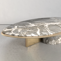 Table basse en marbre de forme elliptique libre, combinaison de cylindre en marbre et base en support doré, mobilier de salon de luxe de designer