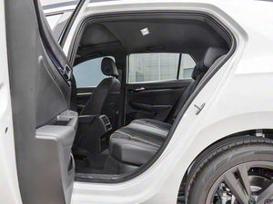 <span class=keywords><strong>Golf</strong></span> R-Line Facelift Edition 280TSI DSG Hatchback 2023 avec éclairage d'ambiance, suspension DCC, assistance avant et freinage d'urgence - Product Image 6