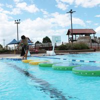 Plateforme flottante gonflable personnalisable avec logo couleur, plateforme aquatique gonflable robuste de qualité commerciale pour les divertissements aquatiques